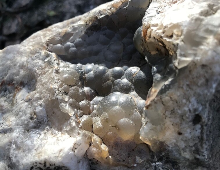 4. Ledvinité žíly chalcedonu v kamenech okolo potoka